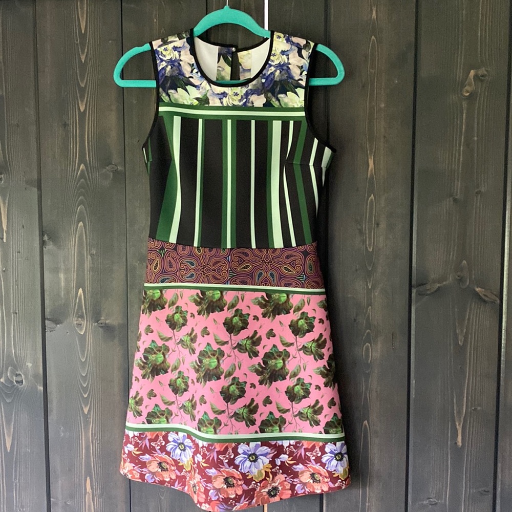 Sleeveless dress for all seasons. Wear it to work or out and about.